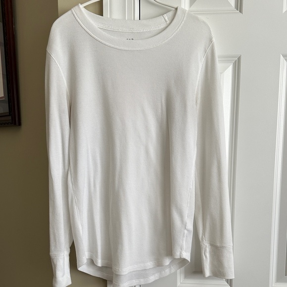 GAP -Bundle: White, Olive, and Gray Long Sleeve Tops - Picture 7 of 16